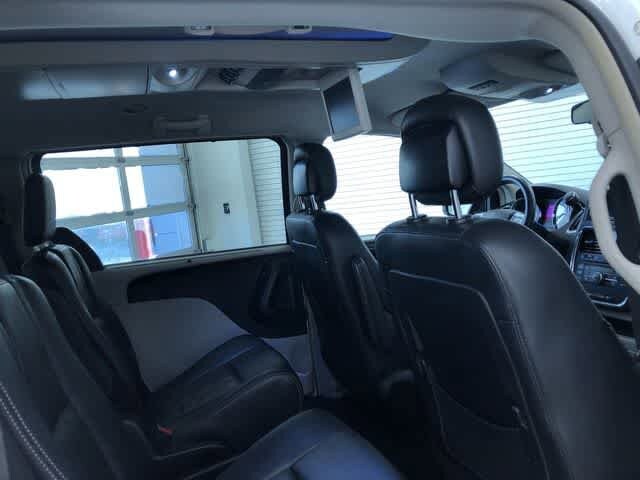 Thumbnail: 2015 Chrysler Town & Country - 21