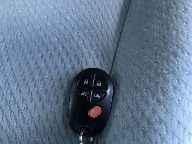 Thumbnail: 2011 Toyota Sienna - 33