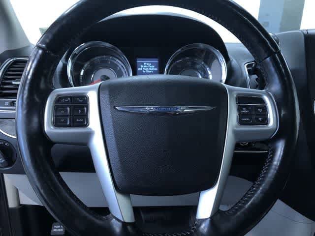 Thumbnail: 2015 Chrysler Town & Country - 24