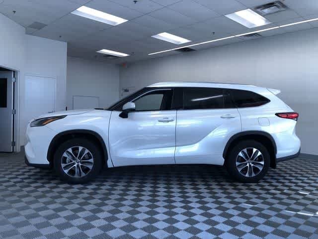 2021 Toyota Highlander XLE photo 3