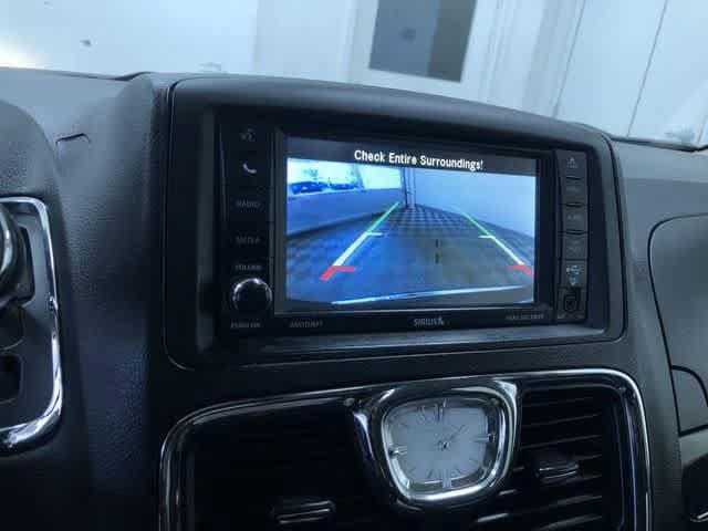 Thumbnail: 2015 Chrysler Town & Country - 28