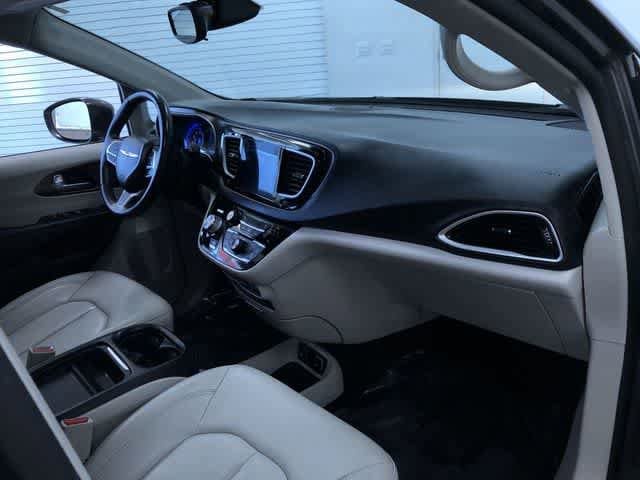 Thumbnail: 2017 Chrysler Pacifica - 24