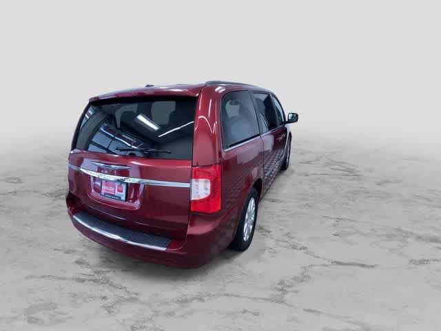 Thumbnail: 2015 Chrysler Town & Country - 10