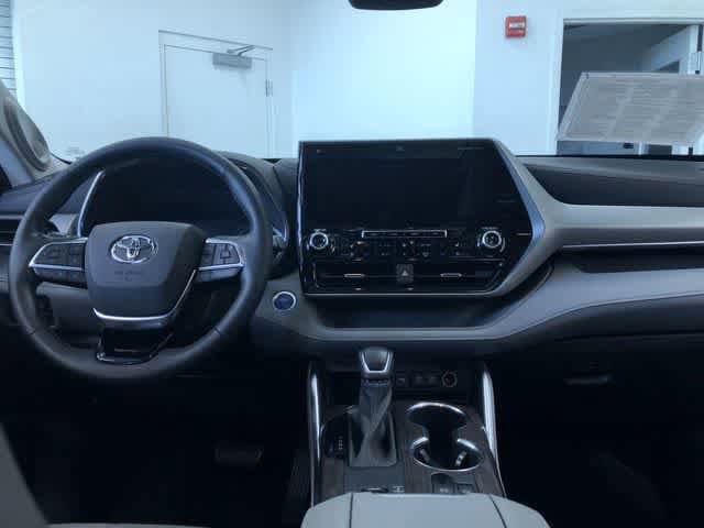 Thumbnail: 2021 Toyota Highlander - 21