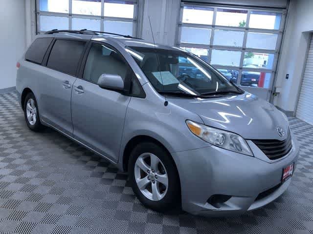 Thumbnail: 2011 Toyota Sienna - 37