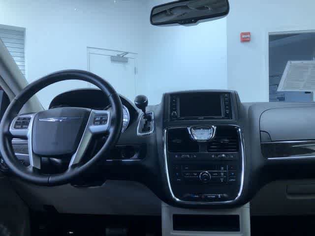 Thumbnail: 2015 Chrysler Town & Country - 17