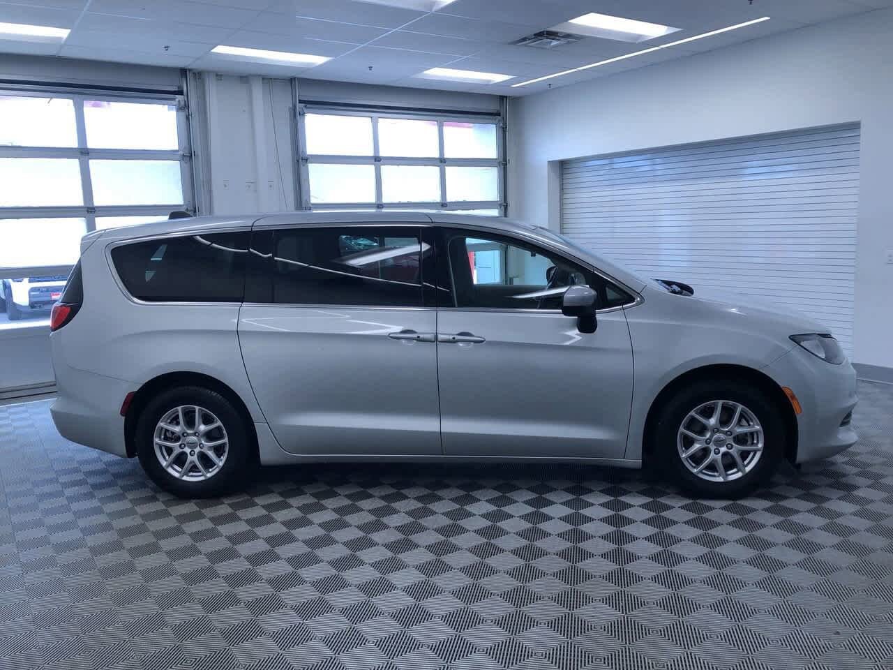 2023 Chrysler Voyager LX 34