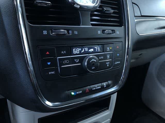 Thumbnail: 2015 Chrysler Town & Country - 29