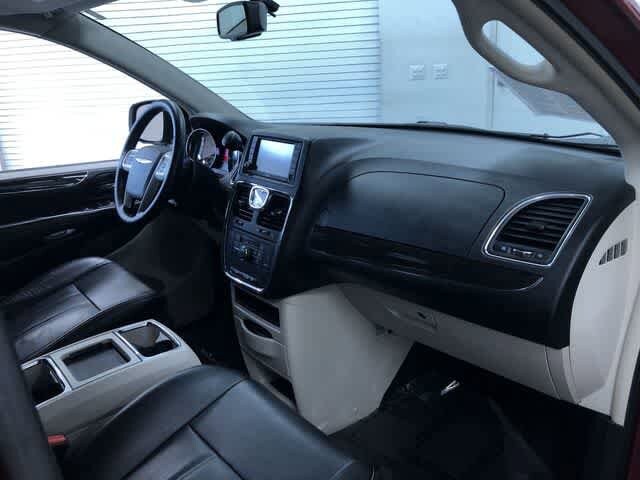 Thumbnail: 2015 Chrysler Town & Country - 24