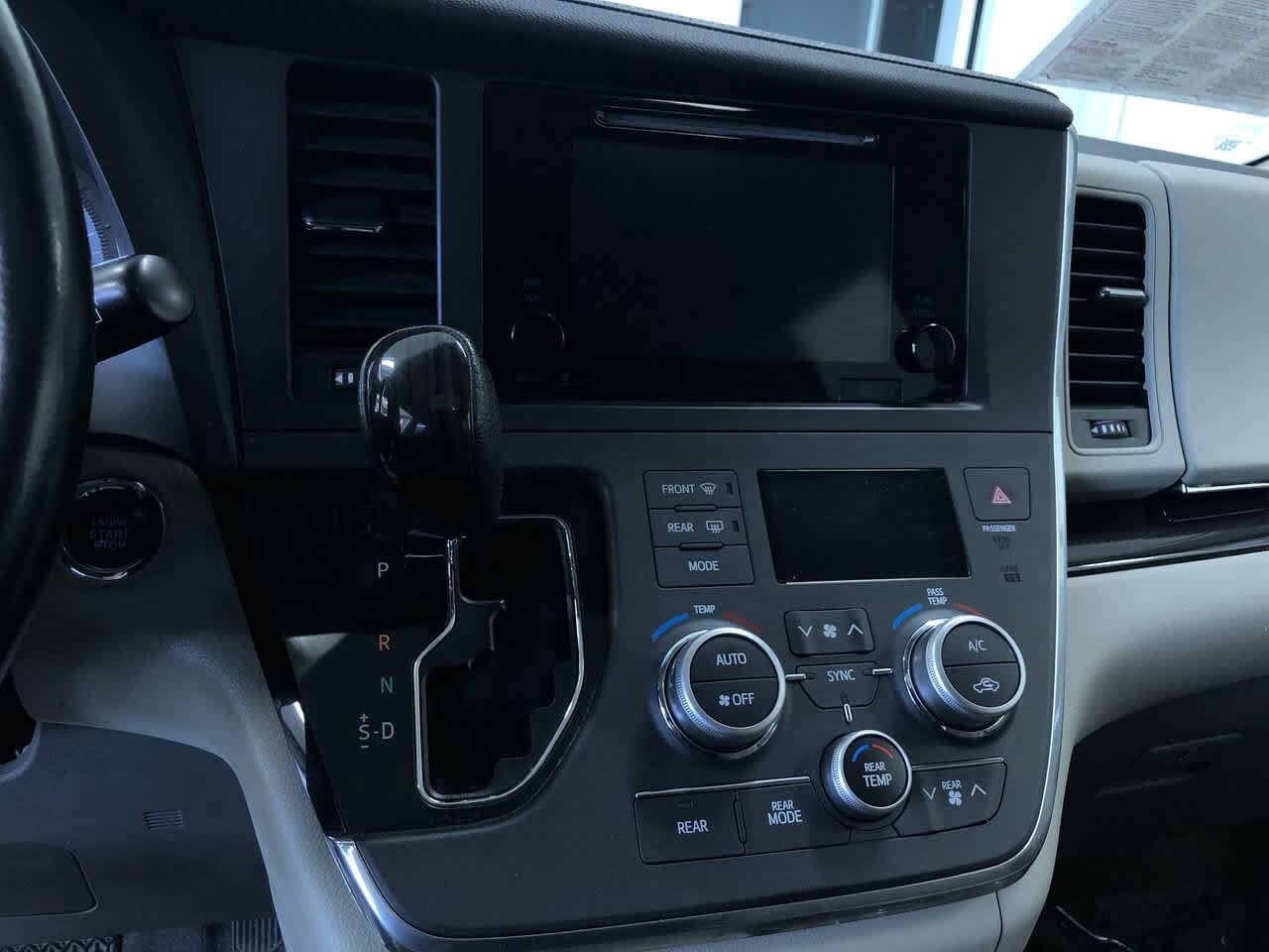 2015 Toyota Sienna XLE 28