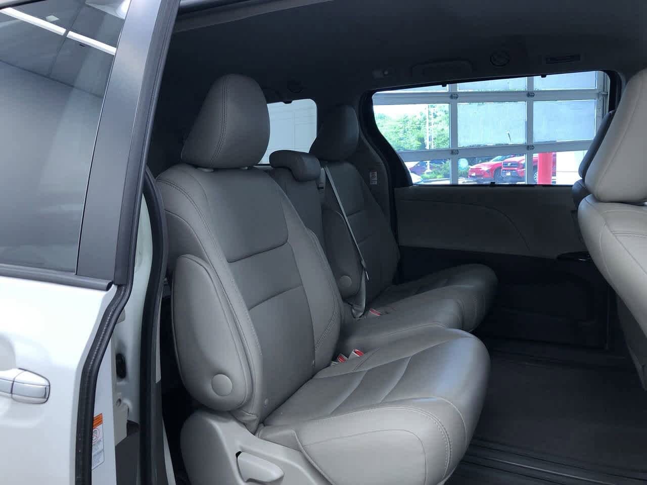 2015 Toyota Sienna XLE 21