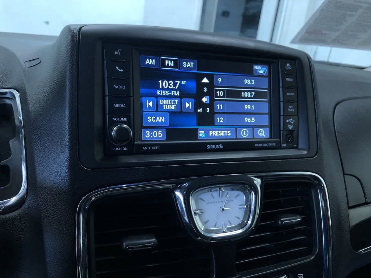 Thumbnail: 2015 Chrysler Town & Country - 27