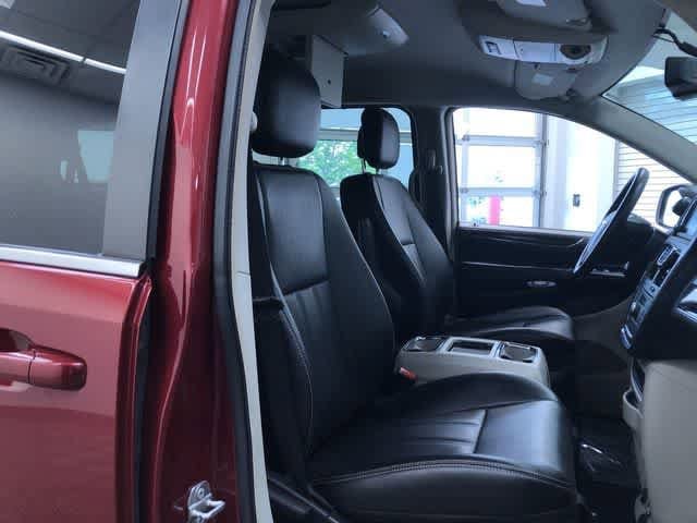 Thumbnail: 2015 Chrysler Town & Country - 23