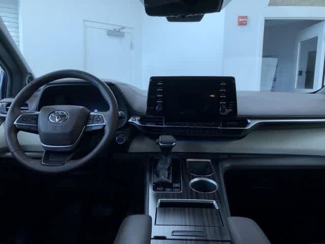 Thumbnail: 2021 Toyota Sienna - 10