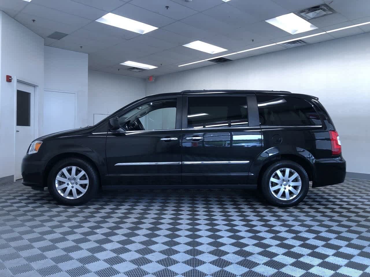 Thumbnail: 2015 Chrysler Town & Country - 11