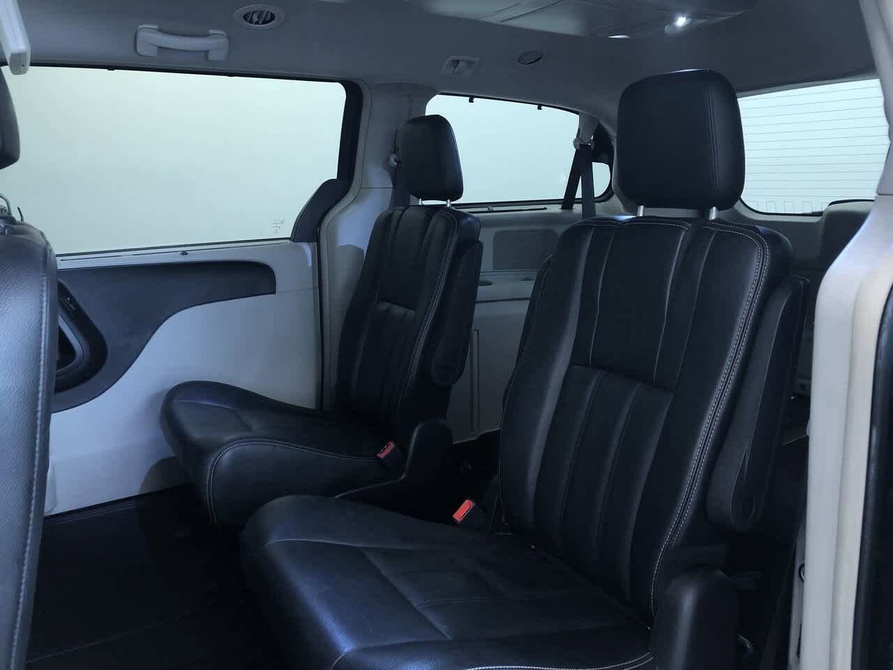 Thumbnail: 2015 Chrysler Town & Country - 19