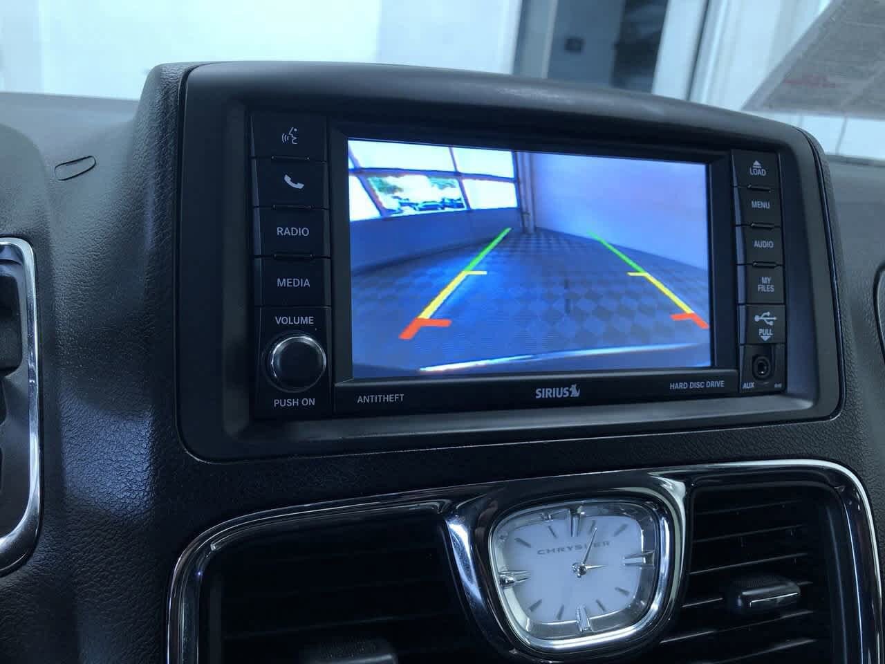Thumbnail: 2015 Chrysler Town & Country - 26
