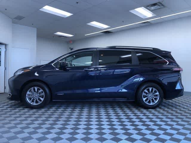 Thumbnail: 2021 Toyota Sienna - 11