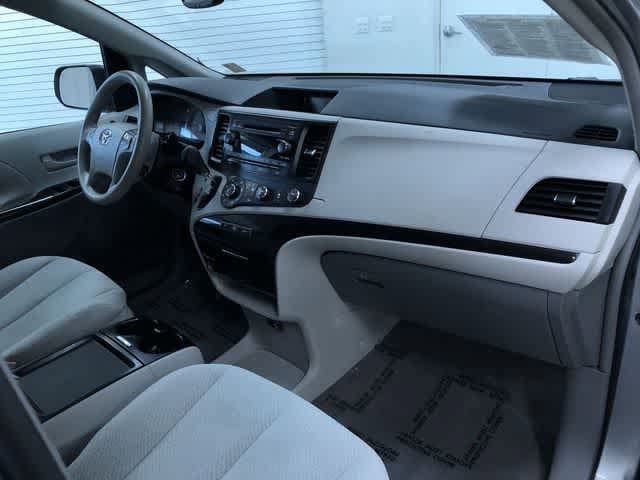 Thumbnail: 2011 Toyota Sienna - 25
