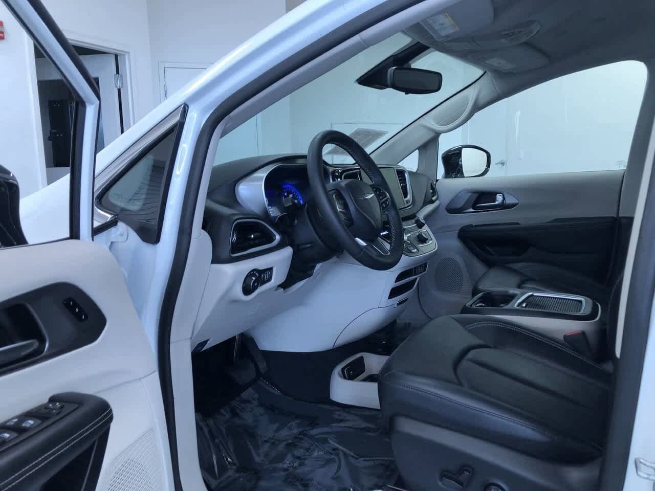 2024 Chrysler Pacifica Touring L 10