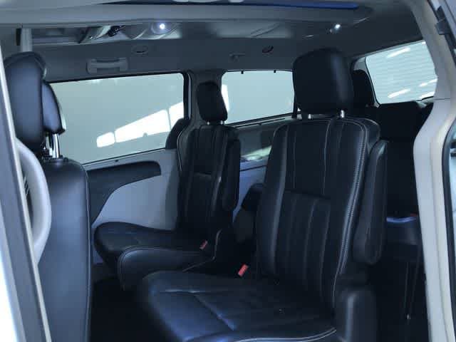 Thumbnail: 2015 Chrysler Town & Country - 19