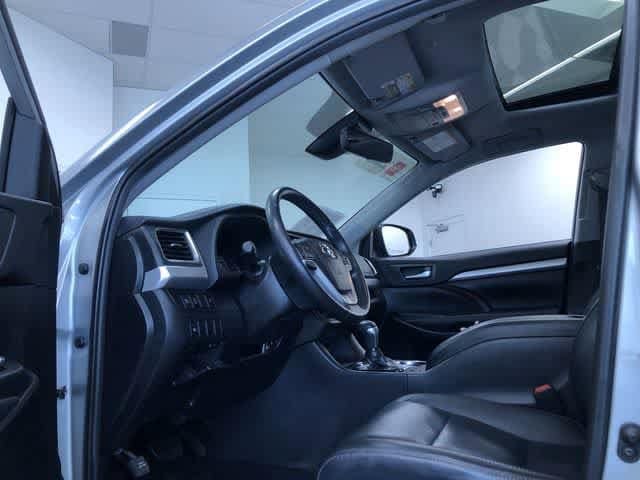 Thumbnail: 2019 Toyota Highlander - 2