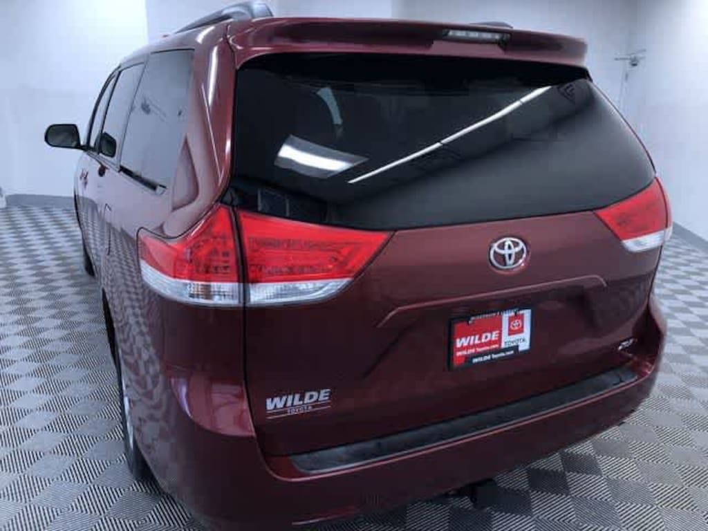 Used 2011 Toyota Sienna XLE Mini-van, Passenger