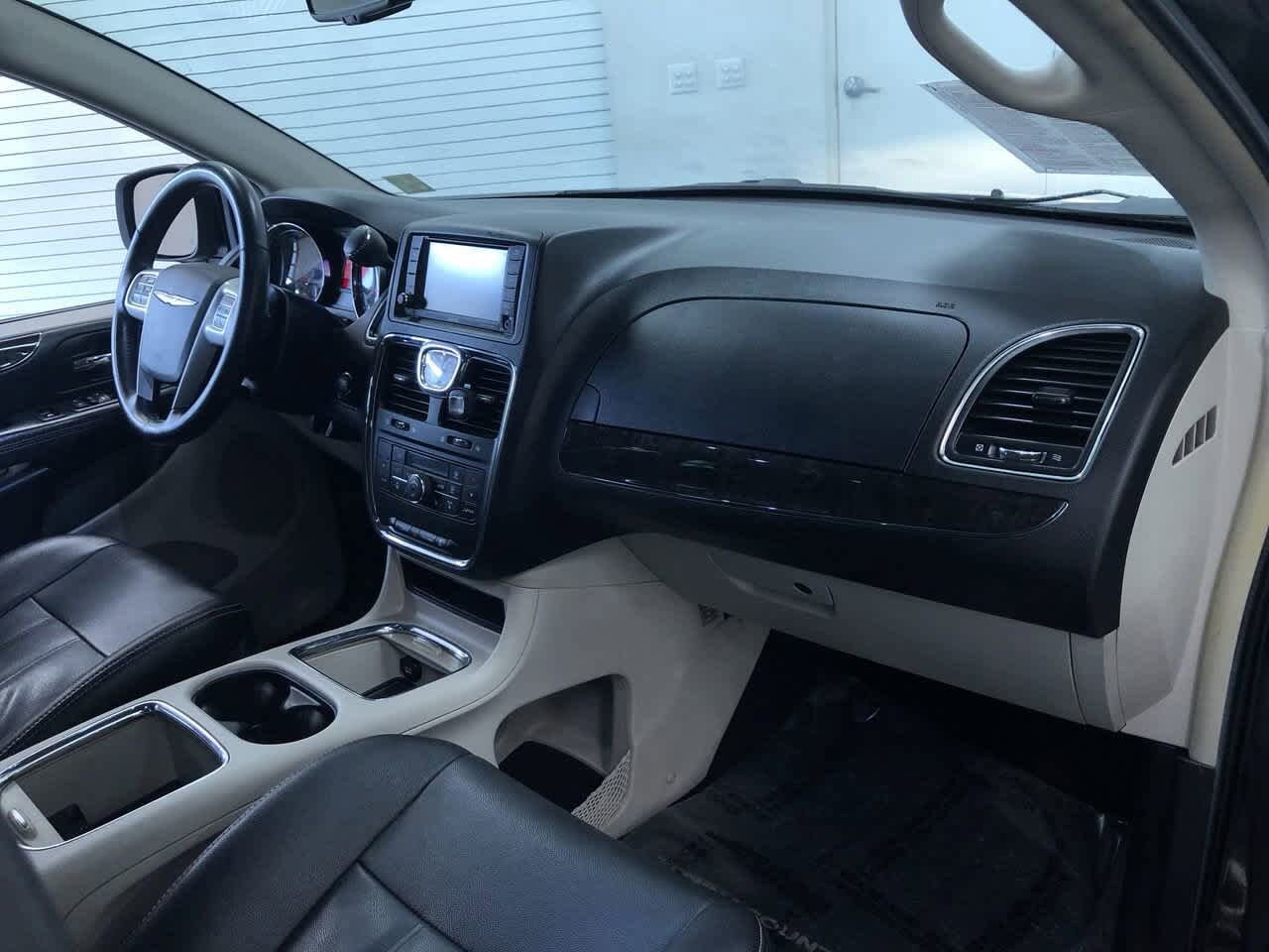 Thumbnail: 2015 Chrysler Town & Country - 23