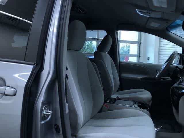 Thumbnail: 2011 Toyota Sienna - 24
