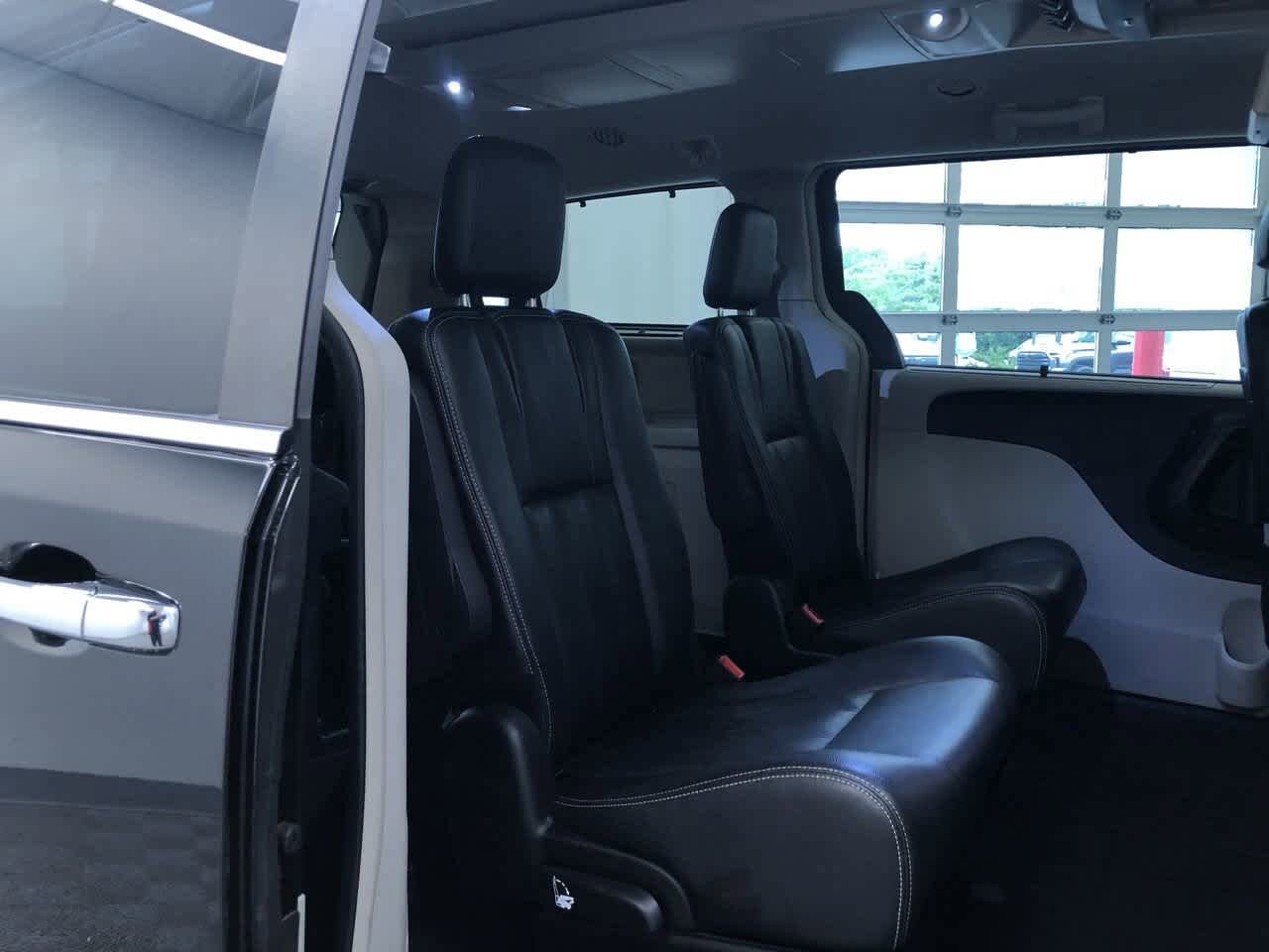 Thumbnail: 2015 Chrysler Town & Country - 20