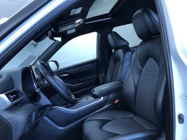 Thumbnail: 2023 Toyota Highlander - 21