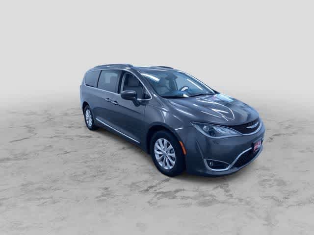 Thumbnail: 2017 Chrysler Pacifica - 3
