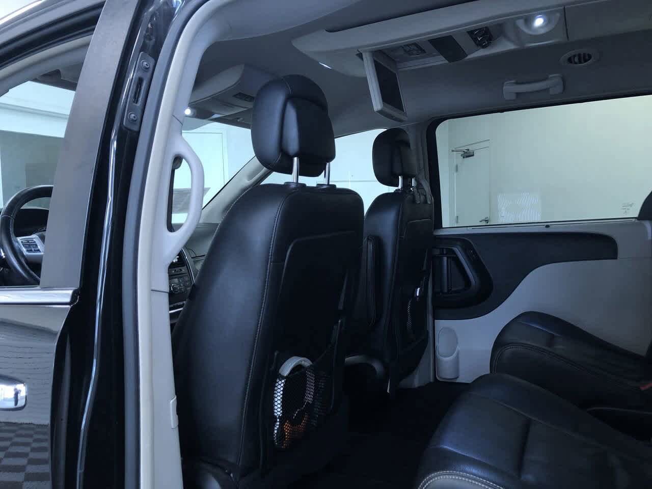 Thumbnail: 2015 Chrysler Town & Country - 18