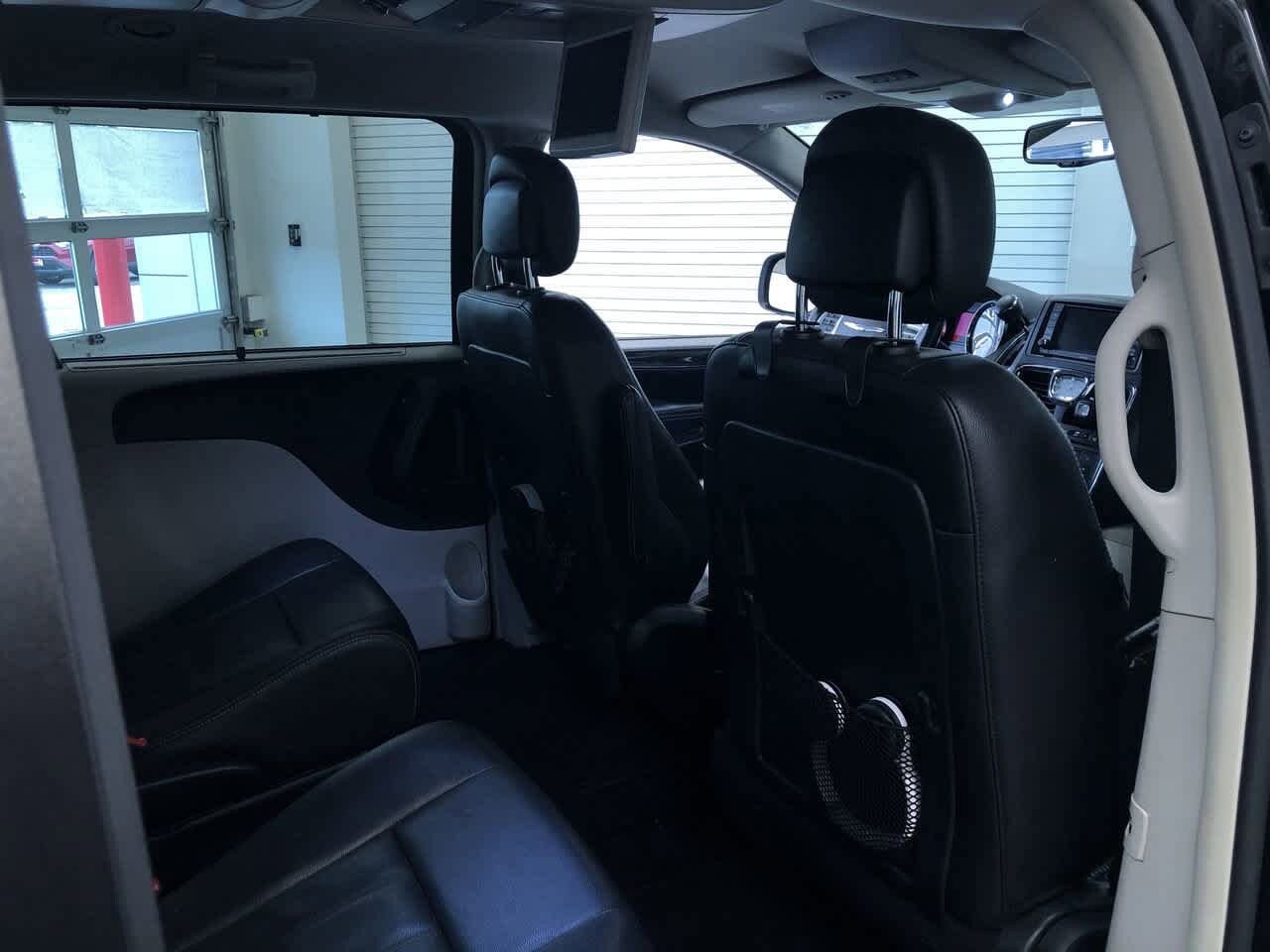 Thumbnail: 2015 Chrysler Town & Country - 21