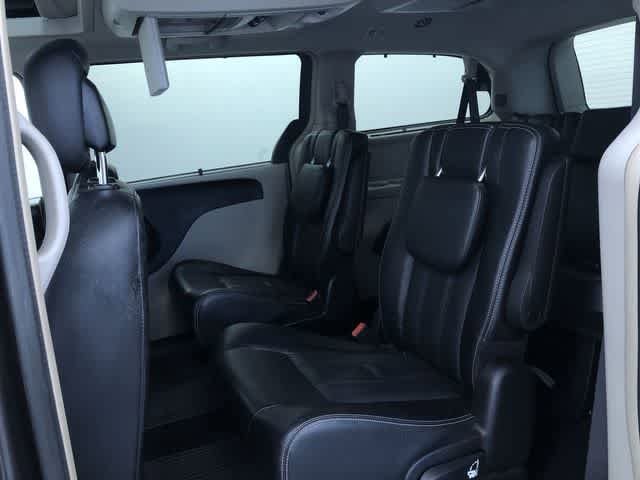 Thumbnail: 2015 Chrysler Town & Country - 19