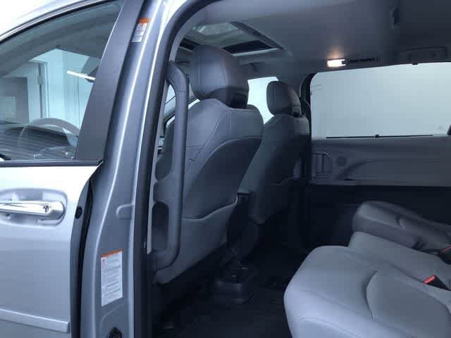 Thumbnail: 2021 Toyota Sienna - 19