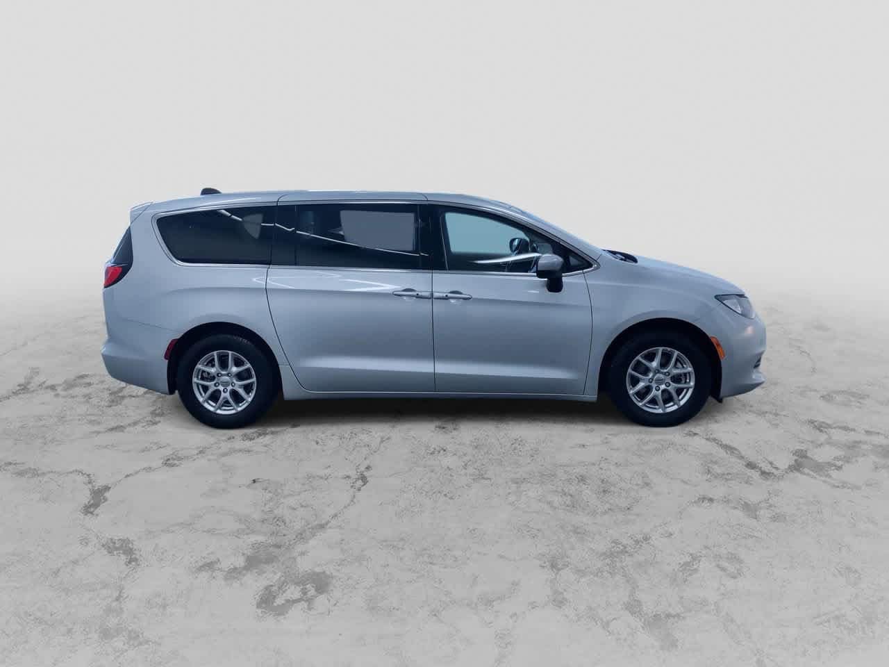 2023 Chrysler Voyager LX 2