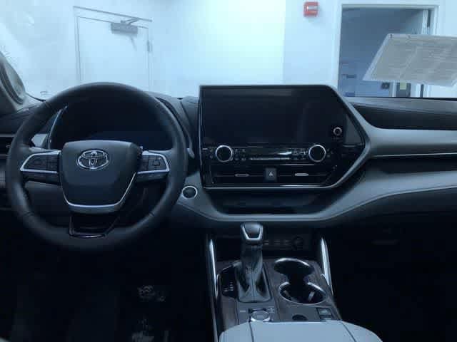 Thumbnail: 2024 Toyota Highlander - 17