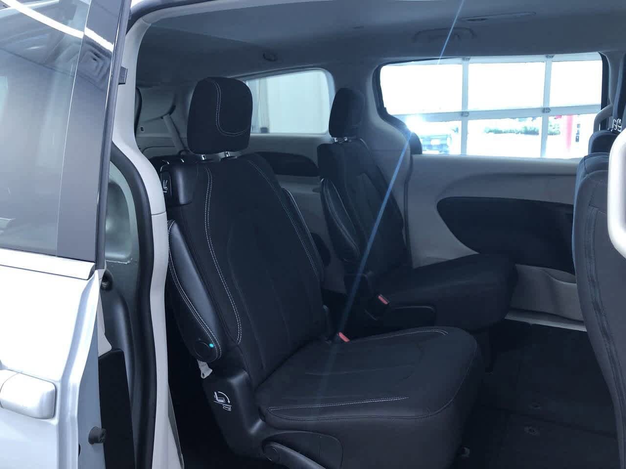 2023 Chrysler Voyager LX 20
