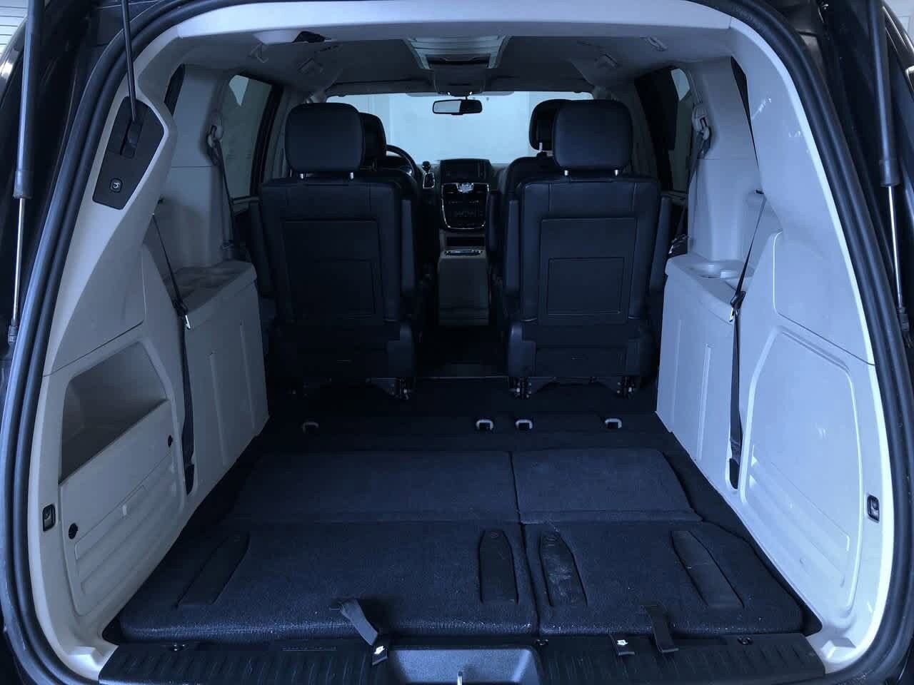 Thumbnail: 2015 Chrysler Town & Country - 29