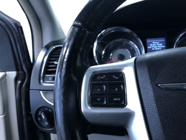 Thumbnail: 2015 Chrysler Town & Country - 25