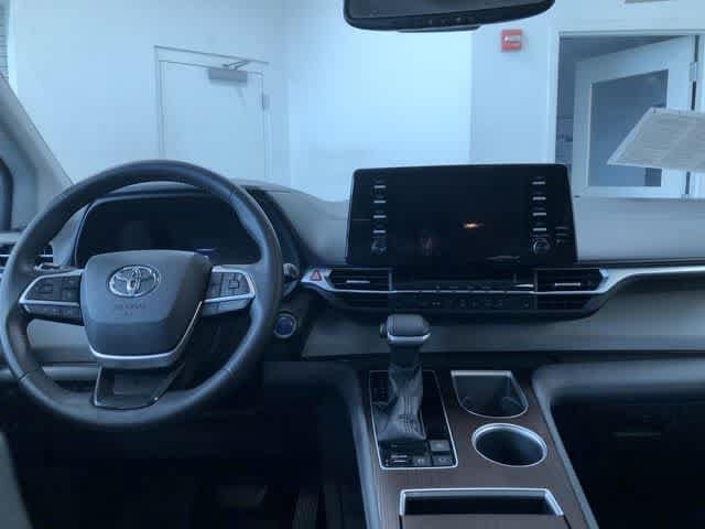 Thumbnail: 2021 Toyota Sienna - 17