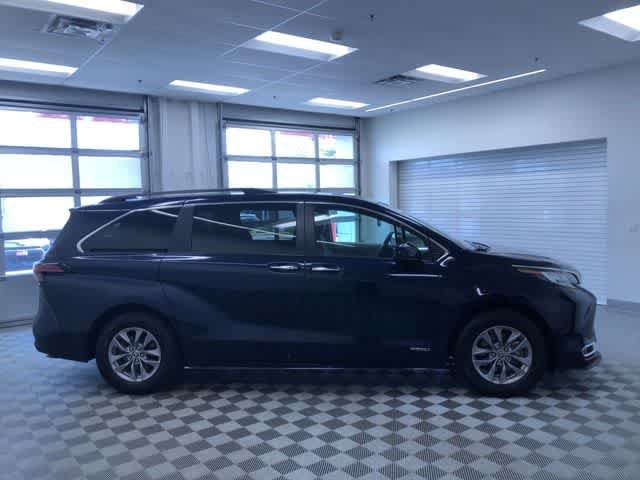 Thumbnail: 2021 Toyota Sienna - 35