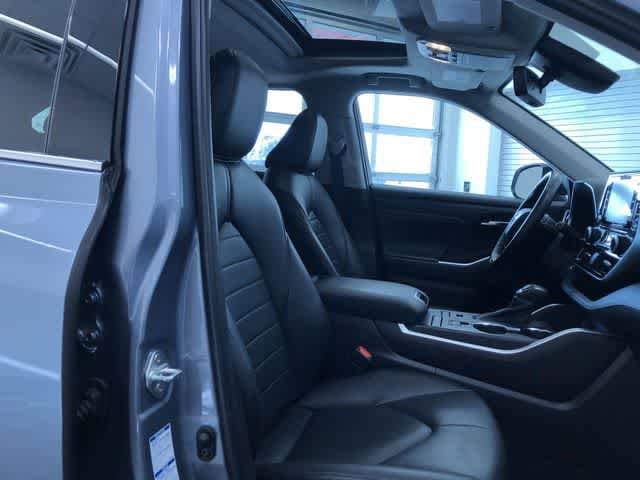 Thumbnail: 2022 Toyota Highlander - 22