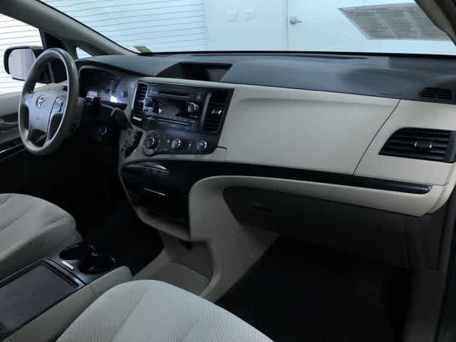 Thumbnail: 2012 Toyota Sienna - 24