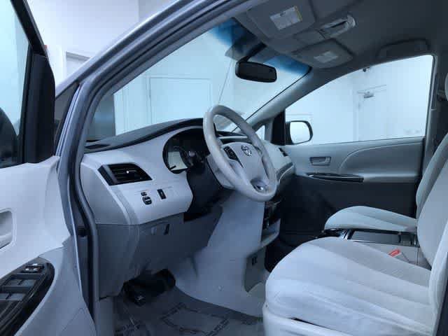 Thumbnail: 2011 Toyota Sienna - 11