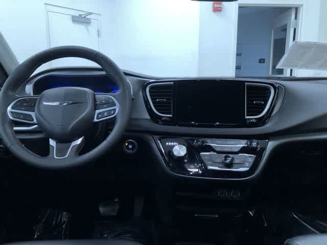 Thumbnail: 2025 Chrysler Pacifica - 18