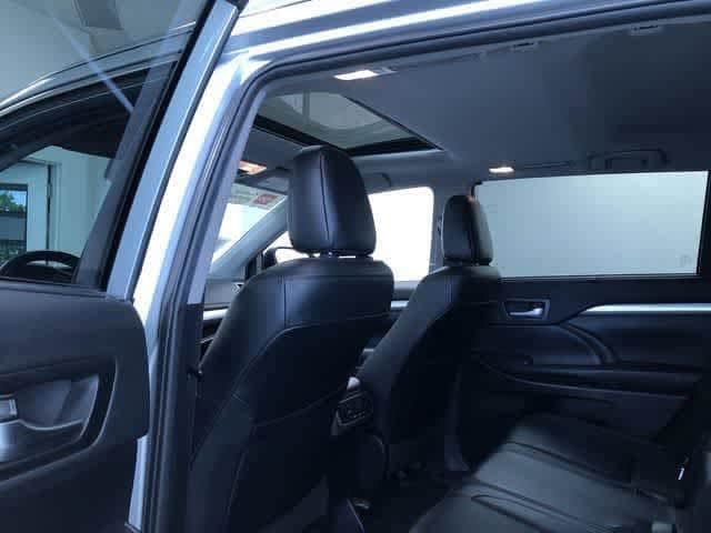 Thumbnail: 2019 Toyota Highlander - 28