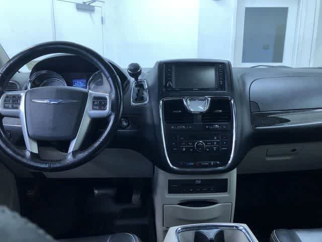 Thumbnail: 2015 Chrysler Town & Country - 16