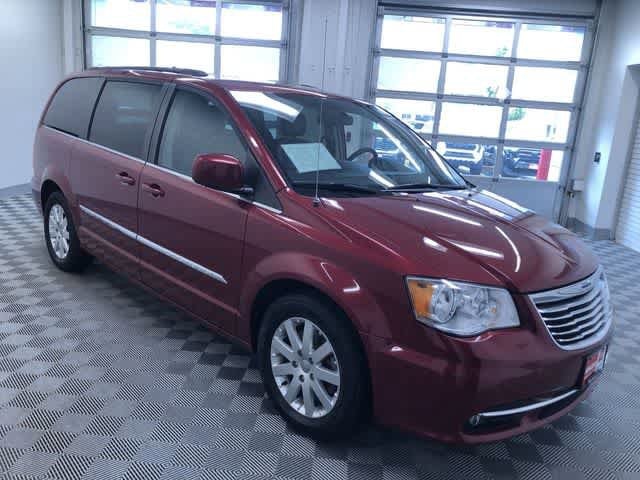 Thumbnail: 2015 Chrysler Town & Country - 36